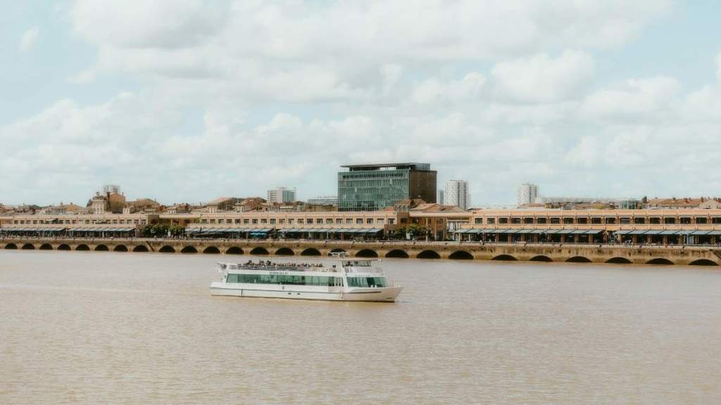 bordeaux garonne river boat cruise