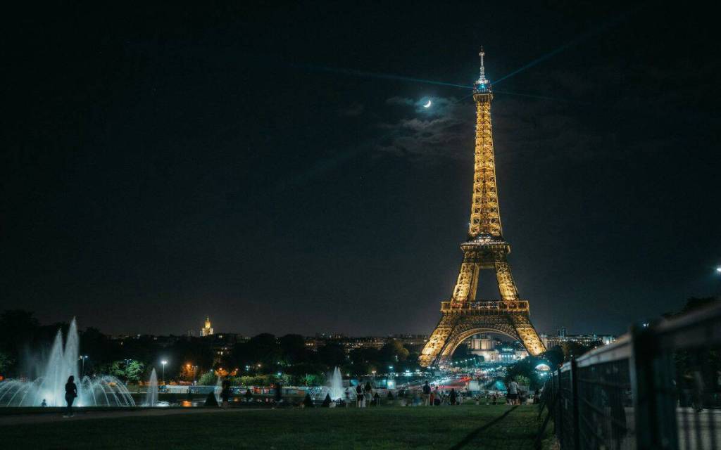 paris eiffel tower at night